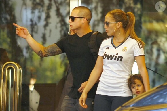 Belle journée pour Jennifer Lopez à Madrid en compagnie de ses enfants et son amoureux Casper Smart. Le 7 octobre 2012