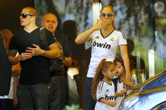 Jennifer Lopez dans les rues de Madrid joue la touriste en Espagne avec ses enfants et son amoureux Casper Smart. Le 7 octobre 2012