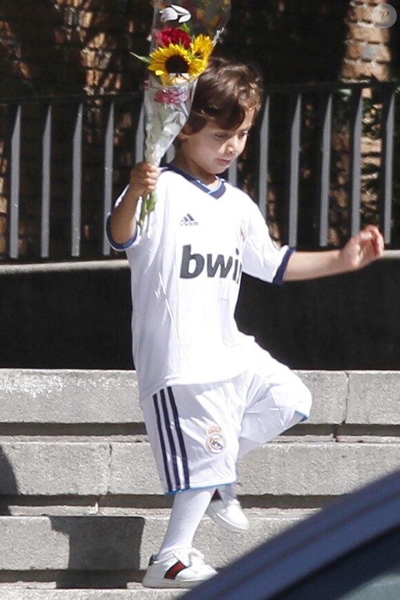 Max en tenue du Real Madrid dans les rues de la capitale espagnole le 7 octobre 2012