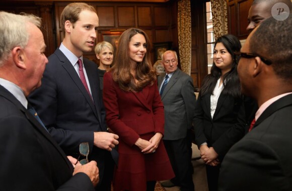 Kate Middleton et son époux le prince William étaient les invités de l'Honorable Société du Middle Temple, une des quatre Inns of Court, à Londres, le 8 octobre 2012, pour rencontrer des lauréats des bourses royales et inaugurer celle à leur nom.