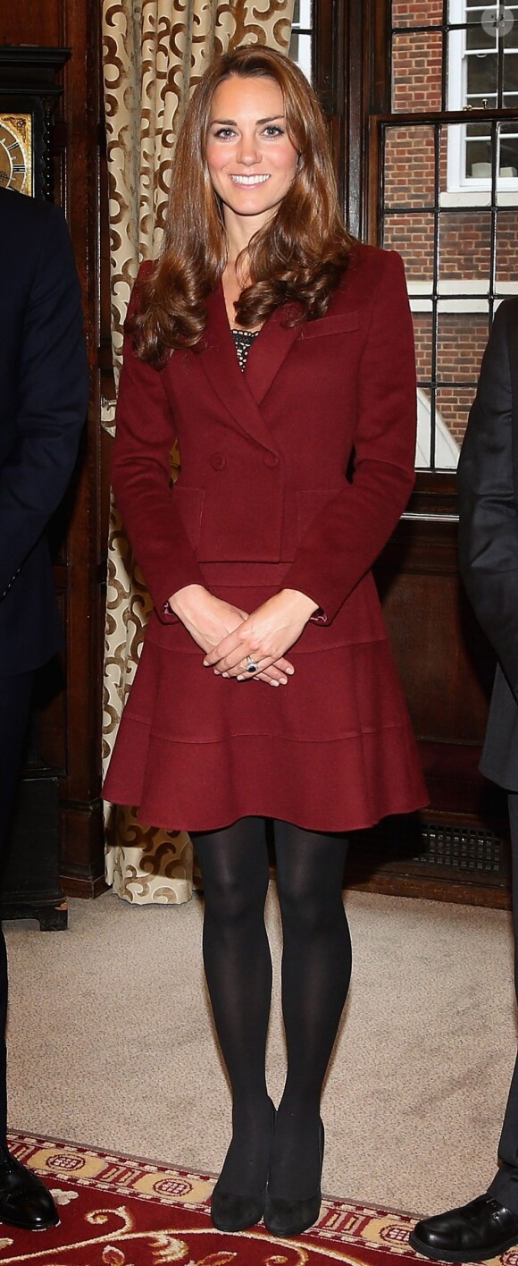 Kate Middleton, radieuse, et le prince William étaient les invités de l'Honorable Société du Middle Temple, une des quatre Inns of Court, à Londres, le 8 octobre 2012, pour rencontrer des lauréats des bourses royales et inaugurer celle à leur nom.