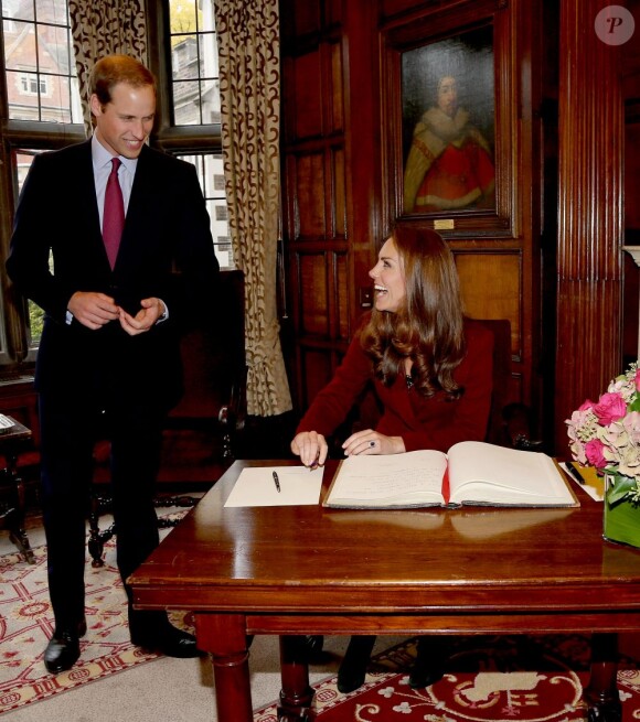 La duchesse de Cambridge et le prince William étaient les invités de l'Honorable Société du Middle Temple, une des quatre Inns of Court, à Londres, le 8 octobre 2012, pour rencontrer des lauréats des bourses royales et inaugurer celle à leur nom.