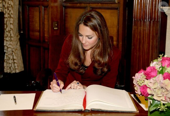 Kate Middleton, avec le prince William, était l'invitée de l'Honorable Société du Middle Temple, une des quatre Inns of Court, à Londres, le 8 octobre 2012, pour rencontrer des lauréats des bourses royales et inaugurer celle à leur nom.
