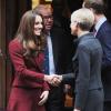 Catherine, duchesse de Cambridge et le prince William étaient les invités de l'Honorable Société du Middle Temple, une des quatre Inns of Court, à Londres, le 8 octobre 2012, pour rencontrer des lauréats des bourses royales et inaugurer celle à leur nom.