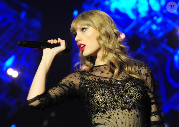Taylor Swift se produit lors des BBC Radio 1's Teen Awards 2012, à la Wembley Arena de Londres, le dimanche 7 octobre 2012.