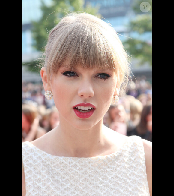 Taylor Swift arrive à la cérémonie des BBC Radio 1's Teen Awards 2012, à la Wembley Arena de Londres, le dimanche 7 octobre 2012.