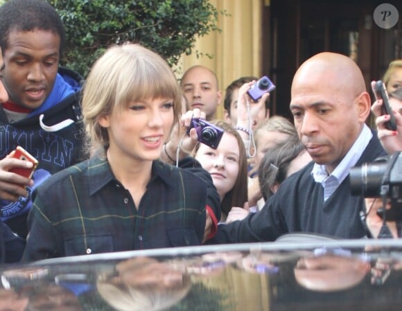 Taylor Swift pose aux côtés de ses fans à Londres, le samedi 6 octobre 2012.