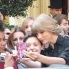 Taylor Swift pose aux côtés de ses fans à Londres, le samedi 6 octobre 2012.