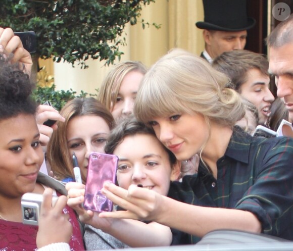 Taylor Swift pose aux côtés de ses fans à Londres, le samedi 6 octobre 2012.