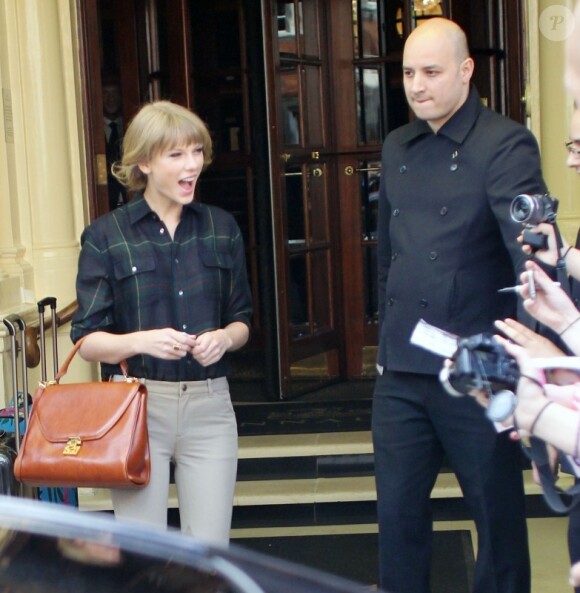 Taylor Swift quitte son hôtel de Londres, le samedi 6 octobre 2012.