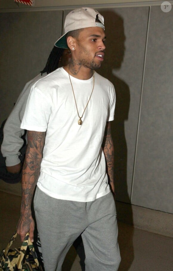 Chris Brown prend l'avion à Los Angeles, le 4 octobre 2012.