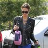 Jessica Alba à Santa Monica arrive à ses bureaux le 9 octobre 2012 dans un look rock et stylé