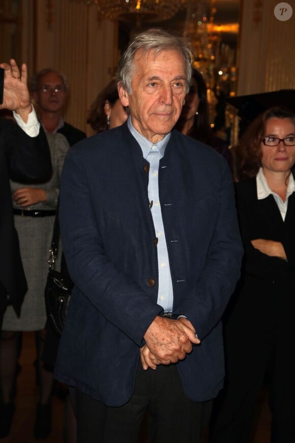 Constantin Costa Gavras assistait à la remise des insignes de commandeur dans l'ordre des Arts et des Lettres à Serge Toubiana, le 10 octobre 2012 au ministère de la Culture, à Paris.