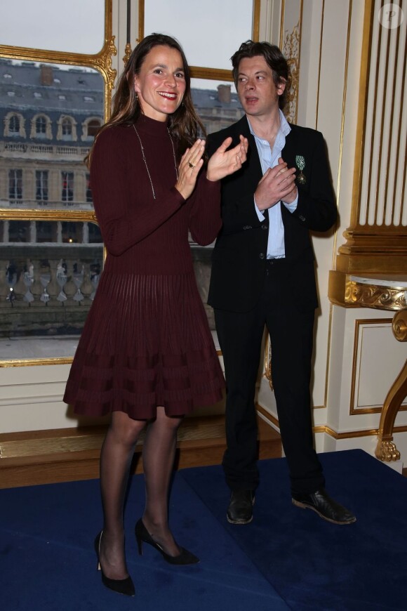 Benjamin Biolay a été promu officier dans l'ordre des Arts et des Lettres le 10 octobre 2012 au ministère de la Culture, à Paris. La ministre Aurélie Filippetti lui a remis la décoration décidée par son prédécesseur Frédéric Mitterrand.