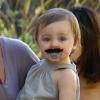 Exclusif - La craquante Delilah, dans les bras de sa mère Kimberly Stewart, arbore une très jolie moustache ! Los Angeles, le 10 Octobre 2012.