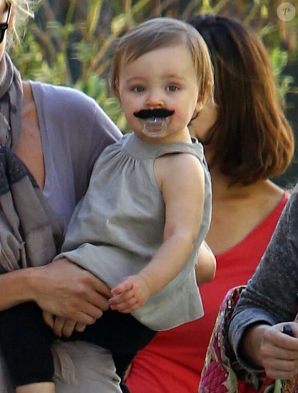 Exclusif - La craquante Delilah, dans les bras de sa mère Kimberly Stewart, arbore une très jolie moustache ! Los Angeles, le 10 Octobre 2012.