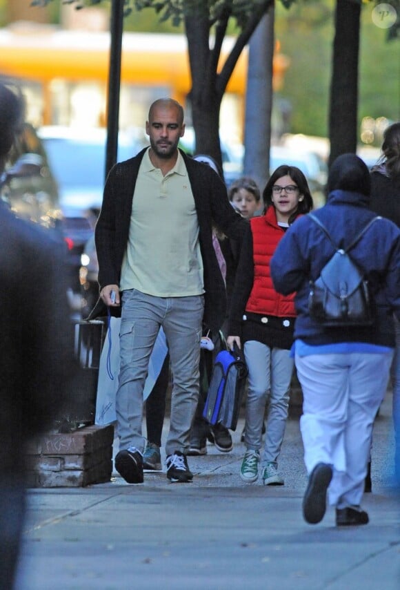 Pep Guardiola, ancien entraîneur du FC Barcelone accompagne sa fille Maria à l'école le 11 octobre 2012 à New York