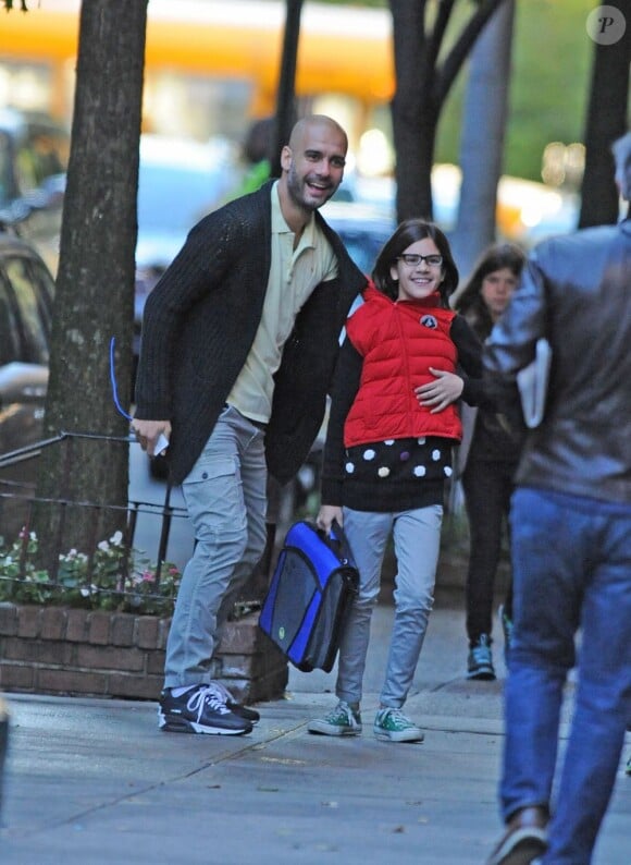 Pep Guardiola, ex-entraîneur du FC Barcelone heureux accompagne sa fille Maria à l'école le 11 octobre 2012 à New York