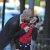 Pep Guardiola, ex-entraîneur du FC Barcelone embrasse sa fille Maria avant de la déposer à l'école le 11 octobre 2012 à New York
