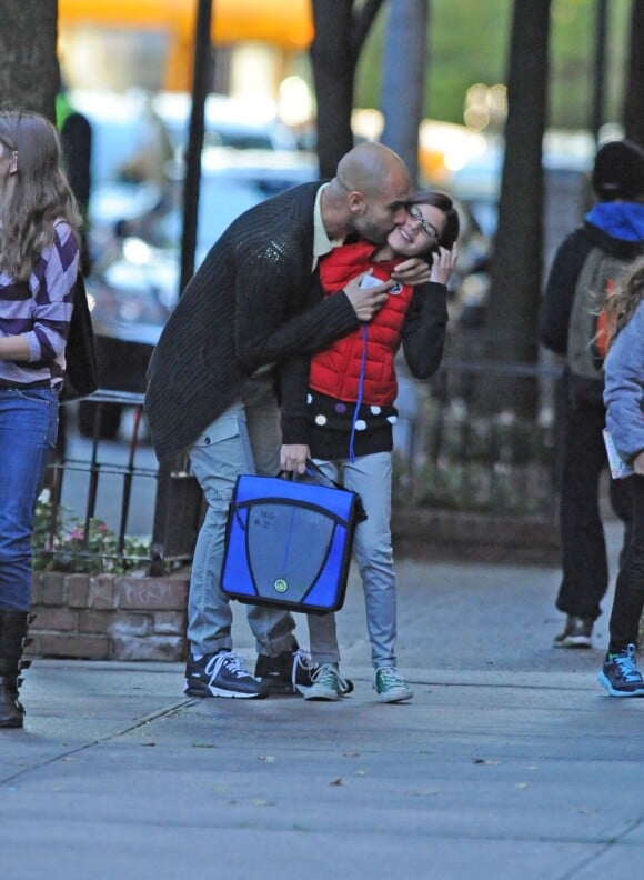 Pep Guardiola, ex-entraîneur du FC Barcelone embrasse sa fille Maria avant de la déposer à l'école le 11 octobre 2012 à New York
