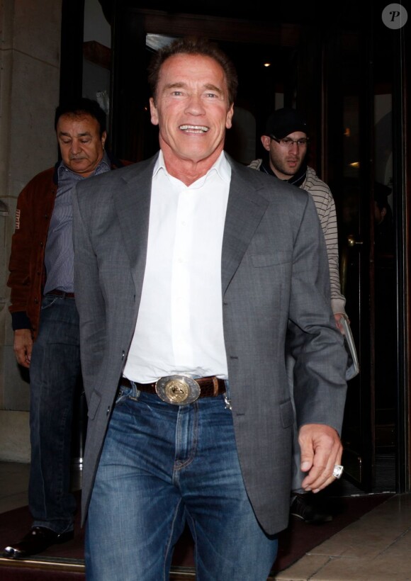 Arnold Schwarzenegger à la sortie de l'hôtel Lutetia après une conférence de presse portant sur son autobiographie Total Recall à Paris le 12 octobre 2012
