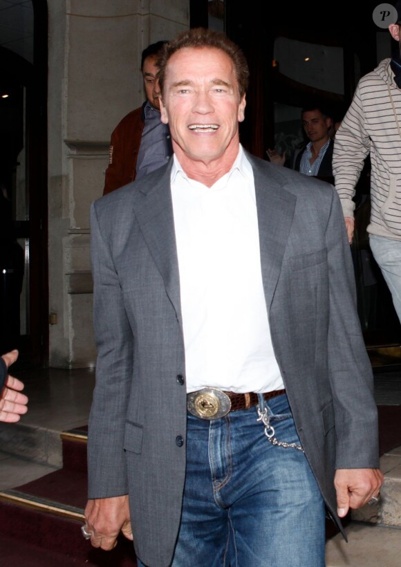 Arnold Schwarzenegger à la sortie de l'hôtel Lutetia après une conférence de presse portant sur son autobiographie Total Recall à Paris le 12 octobre 2012