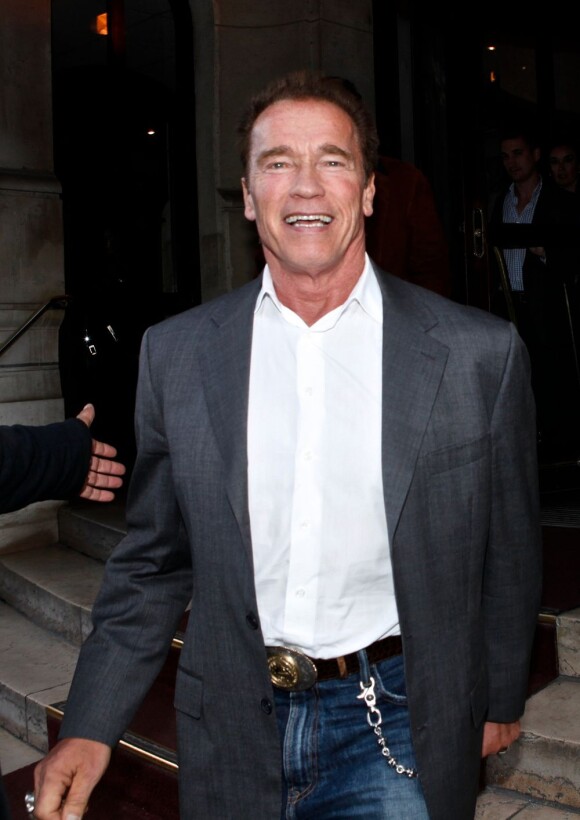 Arnold Schwarzenegger à la sortie de l'hôtel Lutetia après une conférence de presse présentant son autobiographie Total Recall à Paris le 12 octobre 2012