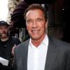 Arnold Schwarzenegger, souriant à la sortie de l'hôtel Lutetia après une conférence de presse portant sur son autobiographie Total Recall à Paris le 12 octobre 2012