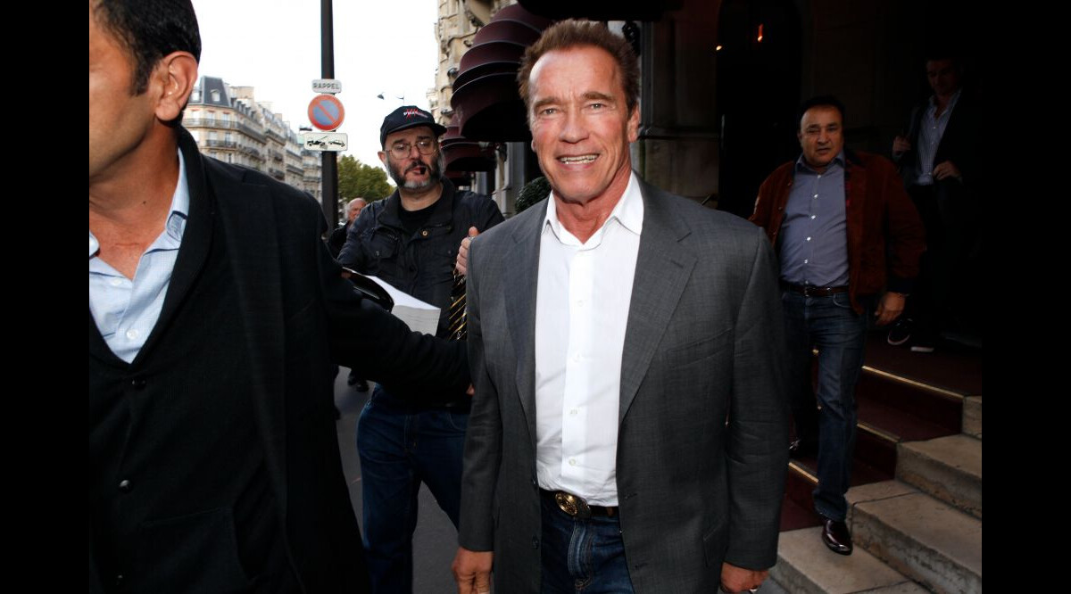Vidéo : Arnold Schwarzenegger, souriant à la sortie de l'hôtel Lutetia