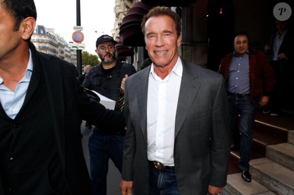Arnold Schwarzenegger, souriant à la sortie de l'hôtel Lutetia après une conférence de presse portant sur son autobiographie Total Recall à Paris le 12 octobre 2012