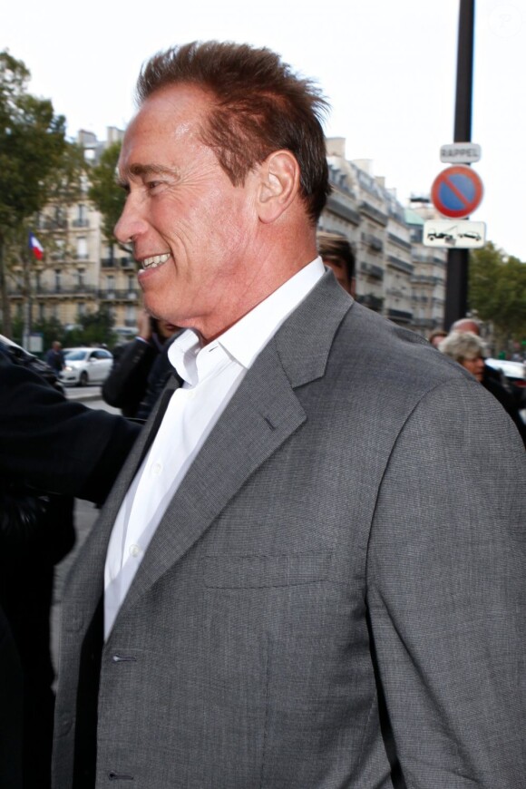Arnold Schwarzenegger à la sortie de l'hôtel Lutetia après une conférence de presse portant sur son autobiographie Total Recall à Paris le 12 octobre 2012