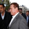 Arnold Schwarzenegger à la sortie de l'hôtel Lutetia après une conférence de presse portant sur son autobiographie Total Recall à Paris le 12 octobre 2012