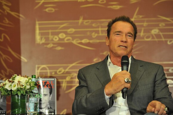 Arnold Schwarzenegger en pleine confidences à Paris le 12 octobre 2012 lors d'une conférence de presse pour la sortie de son autobiographie Total Recall à l'hôtel Lutetia