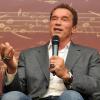 Arnold Schwarzenegger et ses petites bagues à Paris le 12 octobre 2012 lors d'une conférence de presse pour la sortie de son autobiographie Total Recall à l'hôtel Lutetia