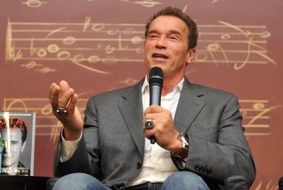 Arnold Schwarzenegger et ses petites bagues à Paris le 12 octobre 2012 lors d'une conférence de presse pour la sortie de son autobiographie Total Recall à l'hôtel Lutetia