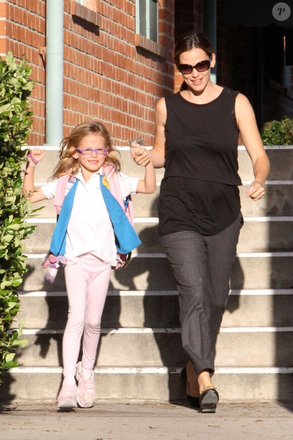 Jennifer Garner va chercher sa fille Violet. Santa Monica, le 12 octobre 2012.