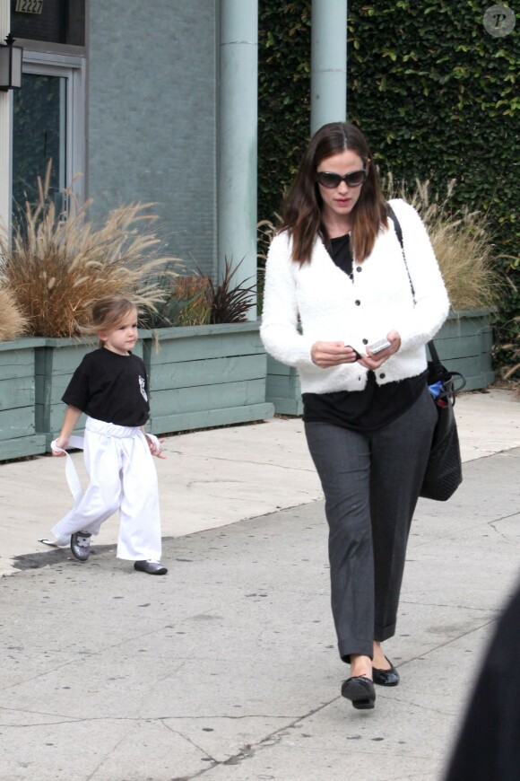 Jennifer Garner va chercher sa fille Seraphina à son cours de karaté. Santa Monica, le 12 octobre 2012.