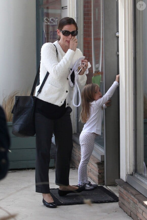 Jennifer Garner reprend son rôle de maman après une parenthèse working girl à Washington et emmène sa fille Seraphina à son cours de karaté. Santa Monica, le 12 octobre 2012.