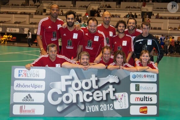 Ycare, Grégoire, Jean-Alain Boumsong et les membres de leur équipe lors du Foot-Concert qui se déroulait à Lyon le 13 octobre 2012 au profit de l'association Huntington Avenir