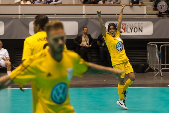 Jenifer lors du Foot-Concert qui se déroulait à Lyon le 13 octobre 2012 au profit de l'association Huntington Avenir