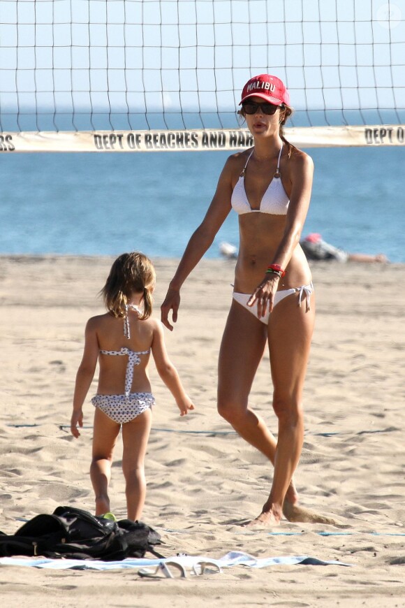 Exclusif - Alessandra Ambrosio et sa fille Anja, duo en bikinis sur la plage. Malibu, le 14 octobre 2012.