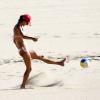 Exclusif - Alessandra Ambrosio, une footballeuse douée sur la plage à Malibu. Le 14 octobre 2012.