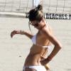 Exclusif - Alessandra Ambrosio, en bikini blanc, se protège du soleil durant son après-midi à la plage. Malibu, le 14 octobre 2012.