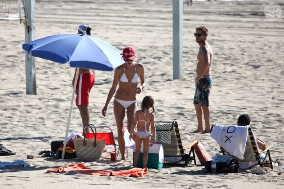 Exclusif - Alessandra Ambrosio profite du soleil et de la plage avec sa fille et des amis. Malibu, le 14 octobre 2012.