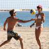 Exclusif - Alessandra Ambrosio en pleine partie de beach-volley avec des amis. Malibu, le 14 octobre 2012.
