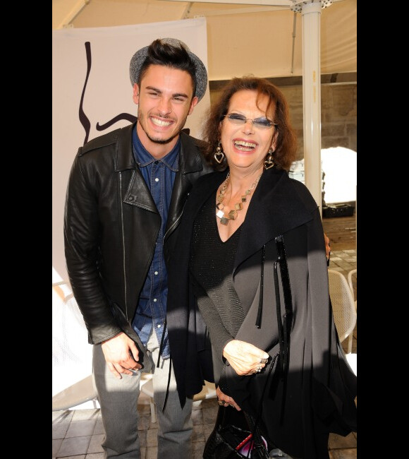 Baptiste Giabiconi et Claudia Cardinale durant le 19e Festival annuel Faire Face à l'Opéra d'Avignon le 13 octobre 2012
