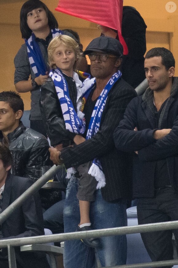 Yannick Noah et son fils Joalukas lors du match de l'équipe de France face à la Biélorussie le 11 septembre 2012 à Saint-Denis au Stade de France