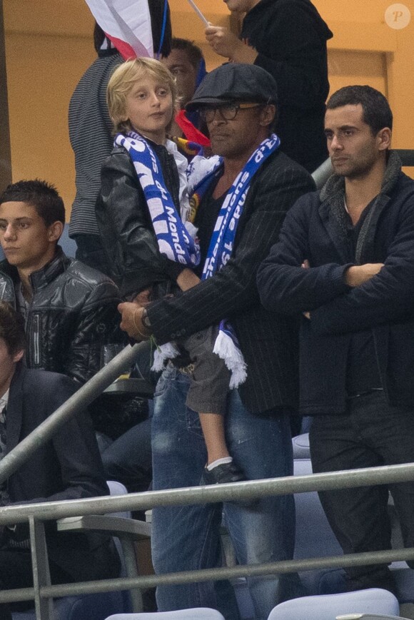 Yannick Noah et son fils Joalukas lors du match de l'équipe de France face à la Biélorussie le 11 septembre 2012 à Saint-Denis au Stade de France