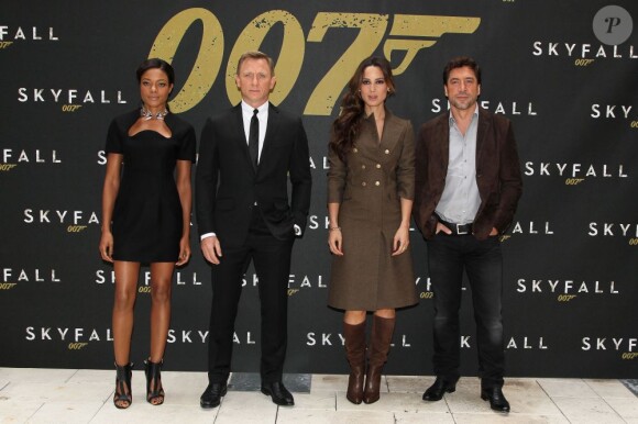 Naomie Harris, Daniel Craig, Bérénice Marlohe, Javier Bardem lors du photocall à New York pour la promotion du film Skyfall le 15 octobre 2012