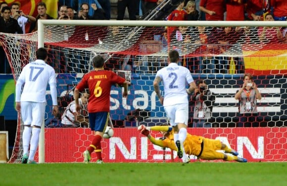 Hugo Lloris stoppe le pénalty tiré par Cesc Fabregas lors du match de qualification au mondial 2014 au Brésil entre l'Espagne et la France le 16 octobre 2012 au stade Vicente-Calderon de Madrid (1-1)